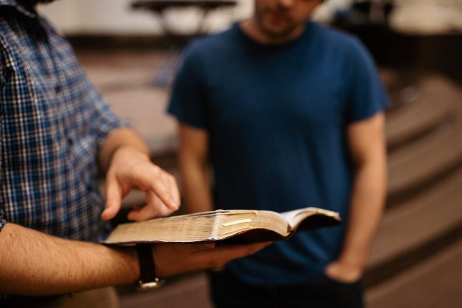 一个圣经研究专业的学生读《圣经》